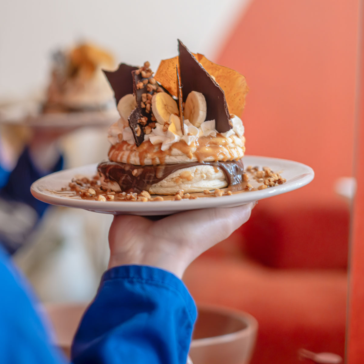 pancake façon snickers avec de la banane, du chocolat, du caramel et des cacahuètes 